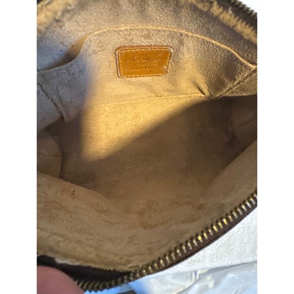 Louis Vuitton Monogram Pouch with LV Dustbag - Picture 4 of 17